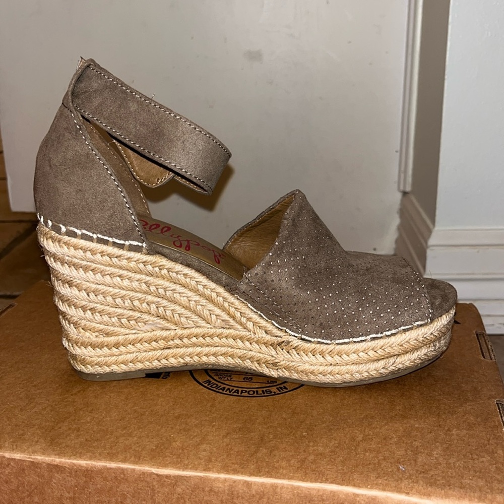 Jellypop Wedges. Taupe. SZ 7. Never worn still in box.